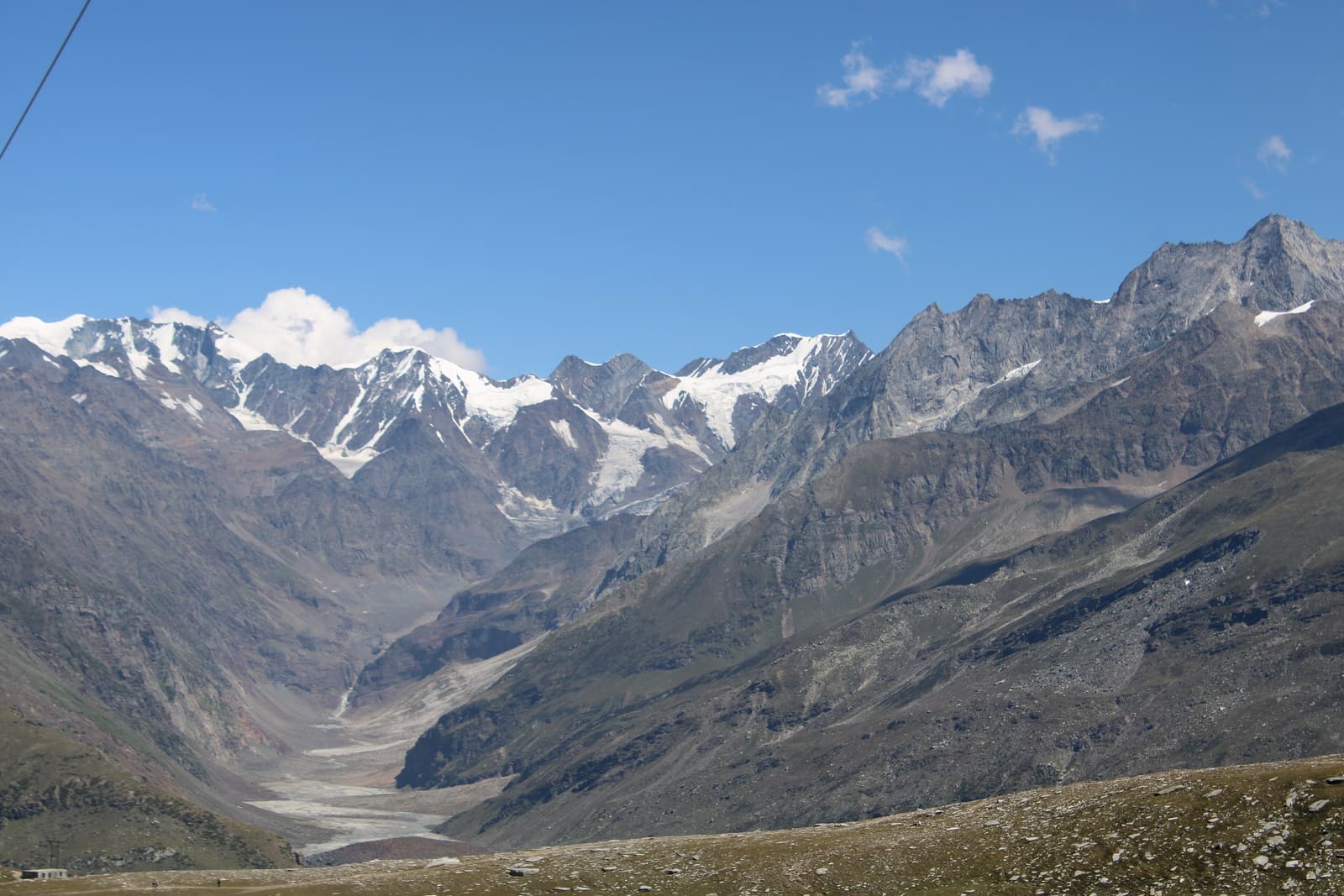A glacier-carved valley and jagged peaks seen on the road from Manali towards Rohtang Pass